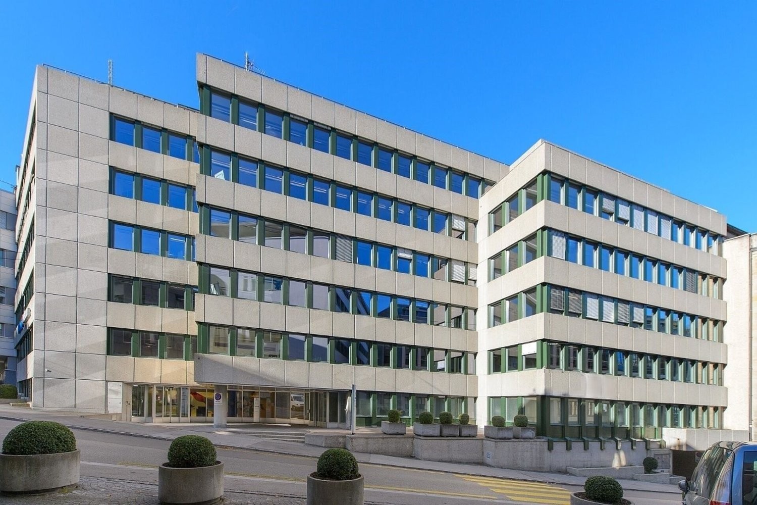 490m² office