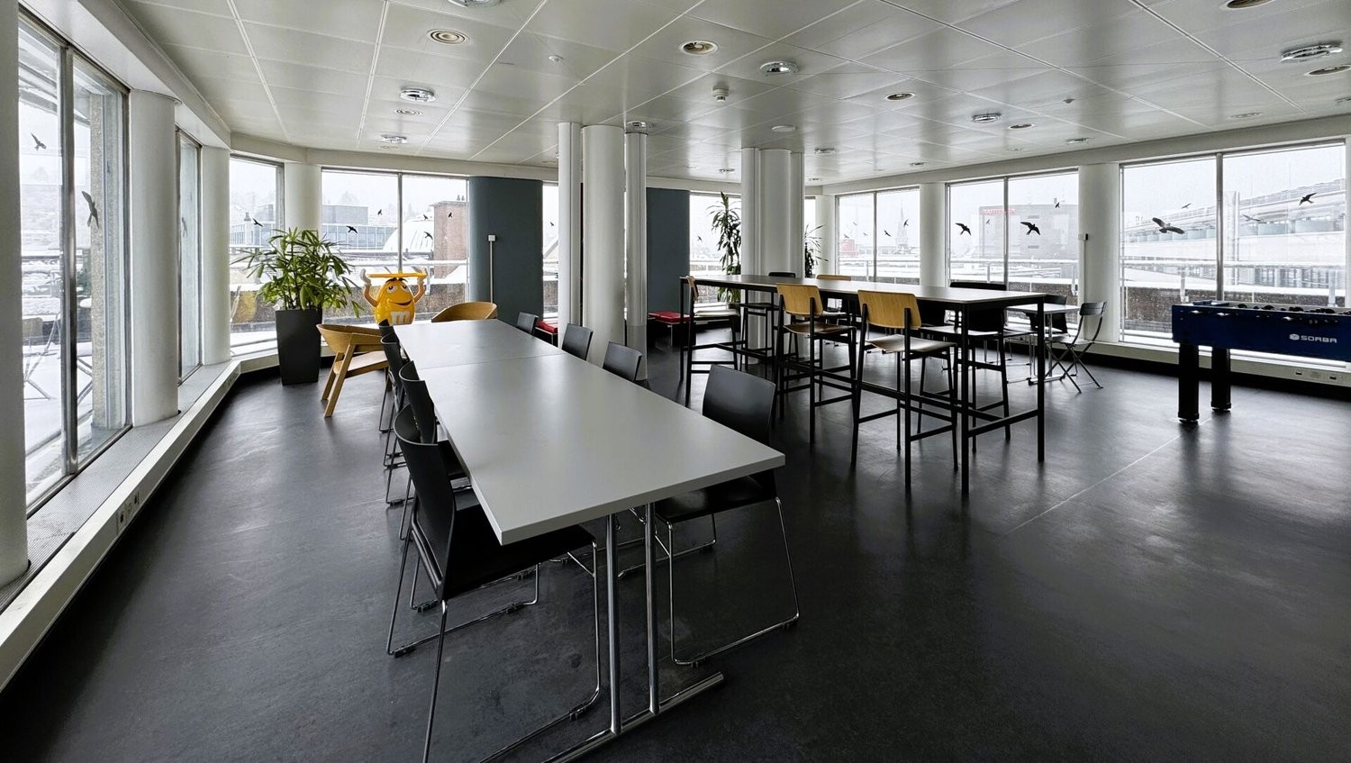 490m² office