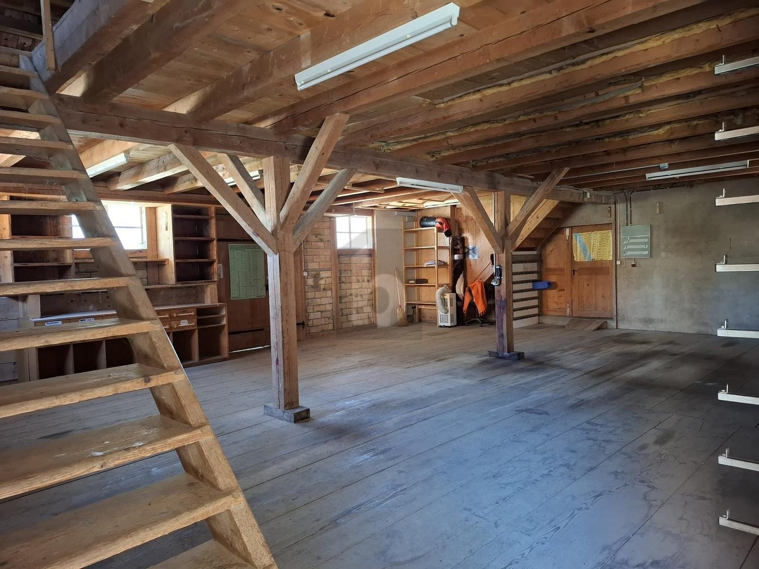 570m² storage room