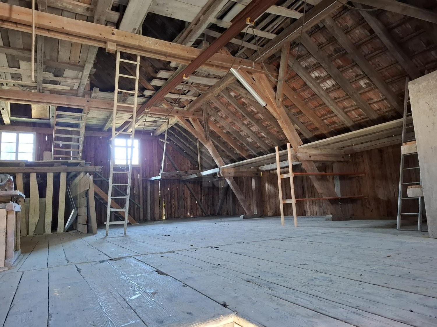 570m² storage room