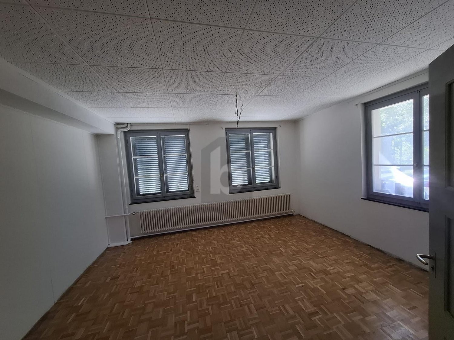 570m² storage room