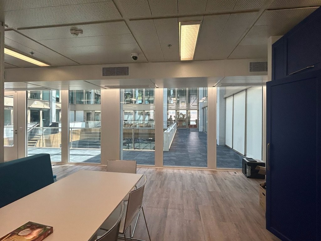 142m² office