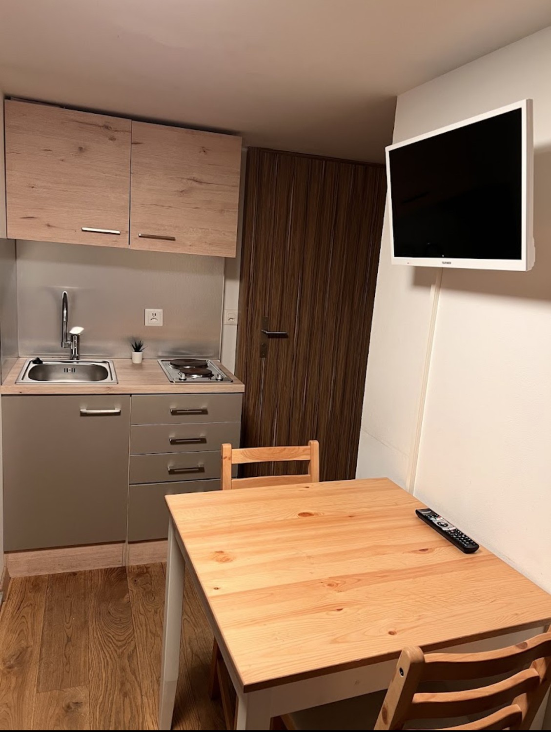 1 room apartment, Foto 2 von 3