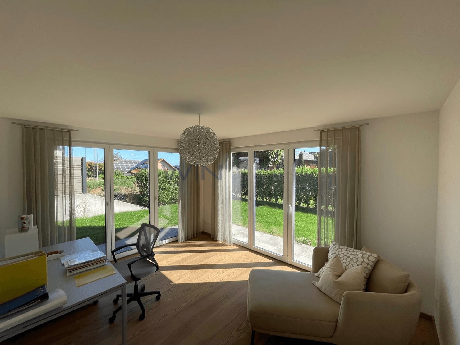 Maison individuelle de 5 ½ pièces
Architecture réussie avec de nombreux extras, emplacement de premier choix ensoleillé
FAITS-WE
- Emplacement de premier choix ensoleillé et surélevé avec vue dégagée, quartier calme et établi en impasse
- Cuisine moderne, salles de bains de luxe, grandes pièces ha