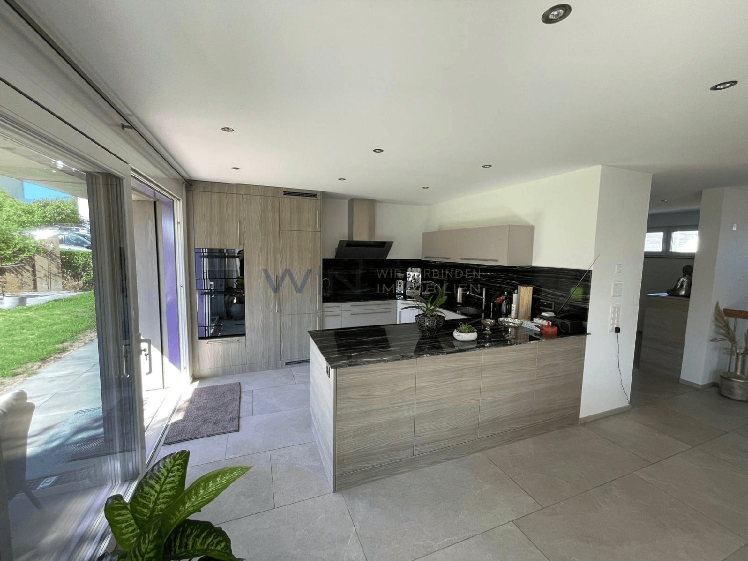 Maison individuelle de 5 ½ pièces
Architecture réussie avec de nombreux extras, emplacement de premier choix ensoleillé
FAITS-WE
- Emplacement de premier choix ensoleillé et surélevé avec vue dégagée, quartier calme et établi en impasse
- Cuisine moderne, salles de bains de luxe, grandes pièces ha