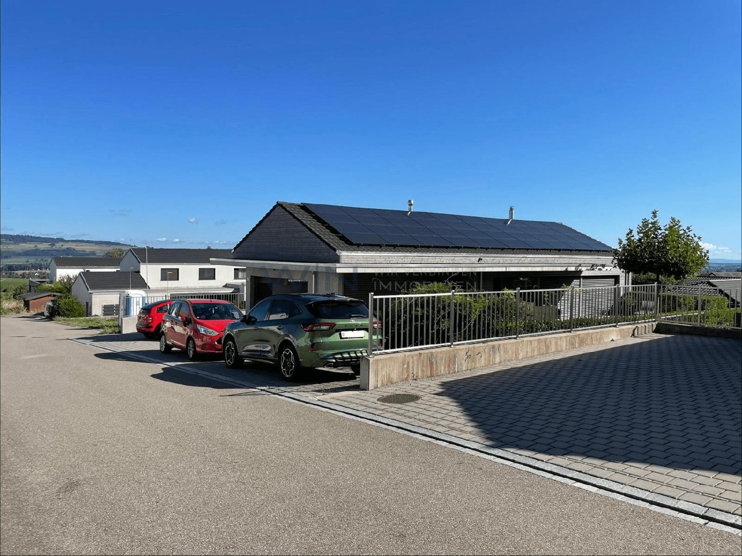 Maison individuelle de 5 ½ pièces
Architecture réussie avec de nombreux extras, emplacement de premier choix ensoleillé
FAITS-WE
- Emplacement de premier choix ensoleillé et surélevé avec vue dégagée, quartier calme et établi en impasse
- Cuisine moderne, salles de bains de luxe, grandes pièces ha