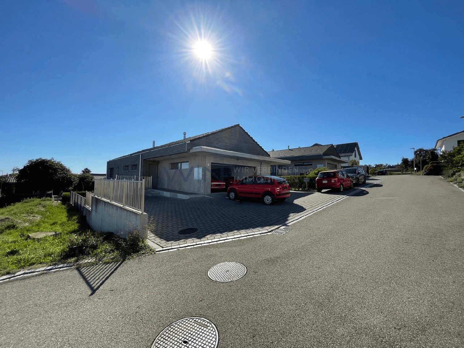 Maison individuelle de 5 ½ pièces
Architecture réussie avec de nombreux extras, emplacement de premier choix ensoleillé
FAITS-WE
- Emplacement de premier choix ensoleillé et surélevé avec vue dégagée, quartier calme et établi en impasse
- Cuisine moderne, salles de bains de luxe, grandes pièces ha