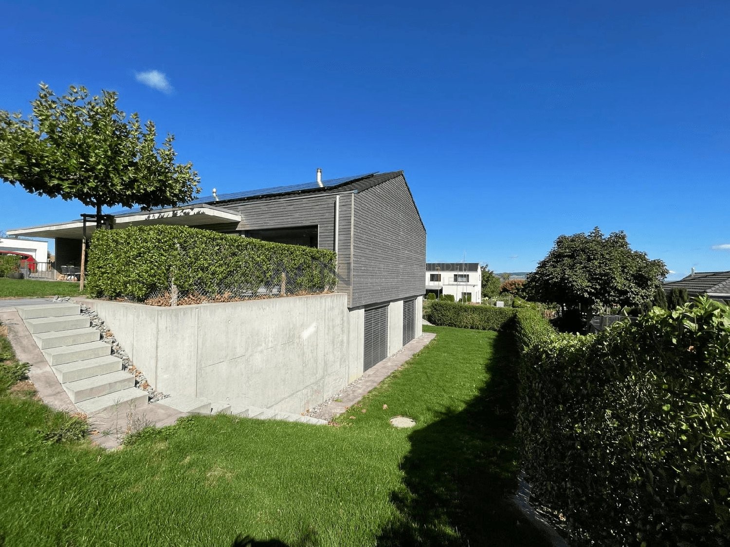 Maison individuelle de 5 ½ pièces
Architecture réussie avec de nombreux extras, emplacement de premier choix ensoleillé
FAITS-WE
- Emplacement de premier choix ensoleillé et surélevé avec vue dégagée, quartier calme et établi en impasse
- Cuisine moderne, salles de bains de luxe, grandes pièces ha