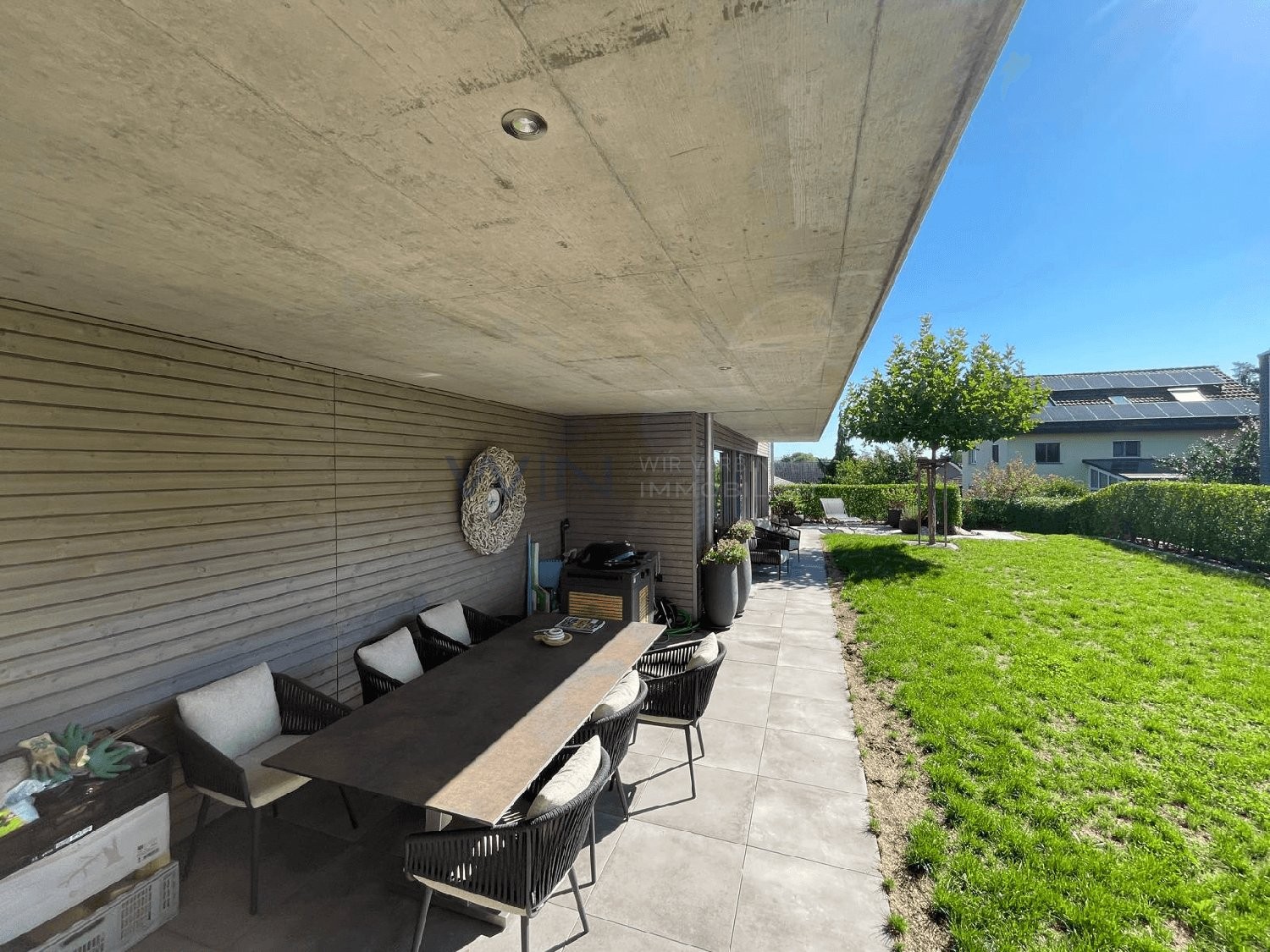 Maison individuelle de 5 ½ pièces
Architecture réussie avec de nombreux extras, emplacement de premier choix ensoleillé
FAITS-WE
- Emplacement de premier choix ensoleillé et surélevé avec vue dégagée, quartier calme et établi en impasse
- Cuisine moderne, salles de bains de luxe, grandes pièces ha