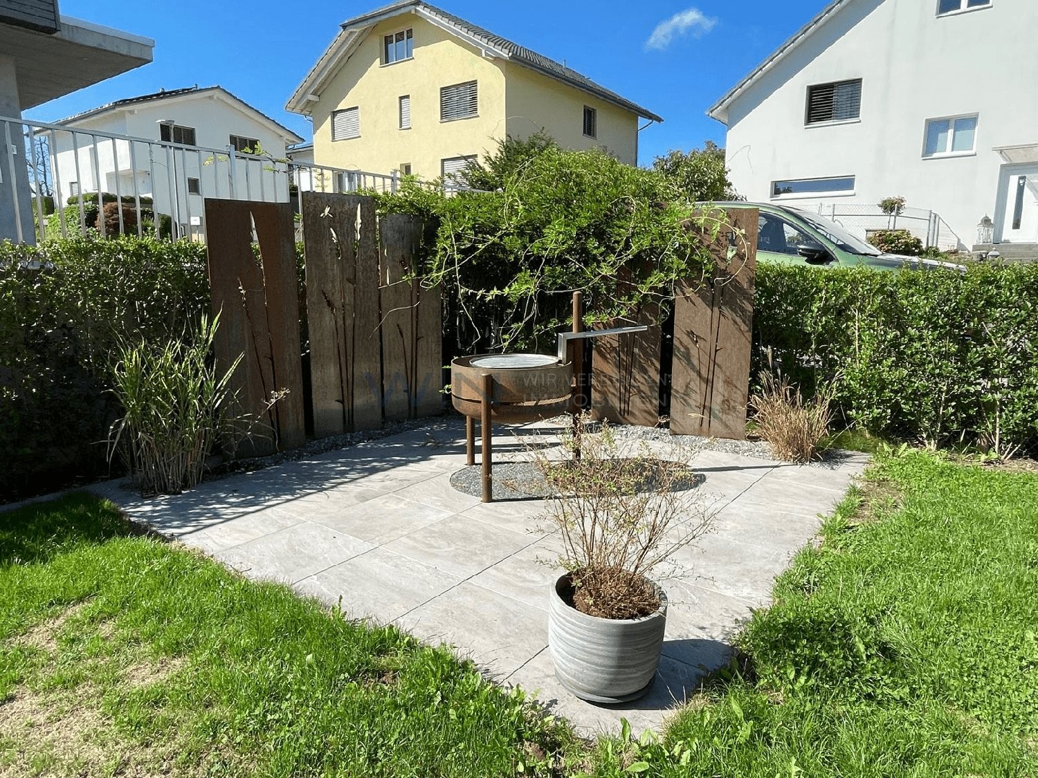 Maison individuelle de 5 ½ pièces
Architecture réussie avec de nombreux extras, emplacement de premier choix ensoleillé
FAITS-WE
- Emplacement de premier choix ensoleillé et surélevé avec vue dégagée, quartier calme et établi en impasse
- Cuisine moderne, salles de bains de luxe, grandes pièces ha