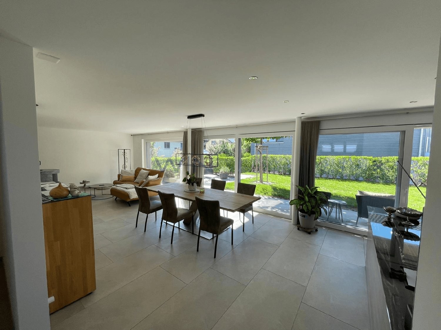 Maison individuelle de 5 ½ pièces
Architecture réussie avec de nombreux extras, emplacement de premier choix ensoleillé
FAITS-WE
- Emplacement de premier choix ensoleillé et surélevé avec vue dégagée, quartier calme et établi en impasse
- Cuisine moderne, salles de bains de luxe, grandes pièces ha