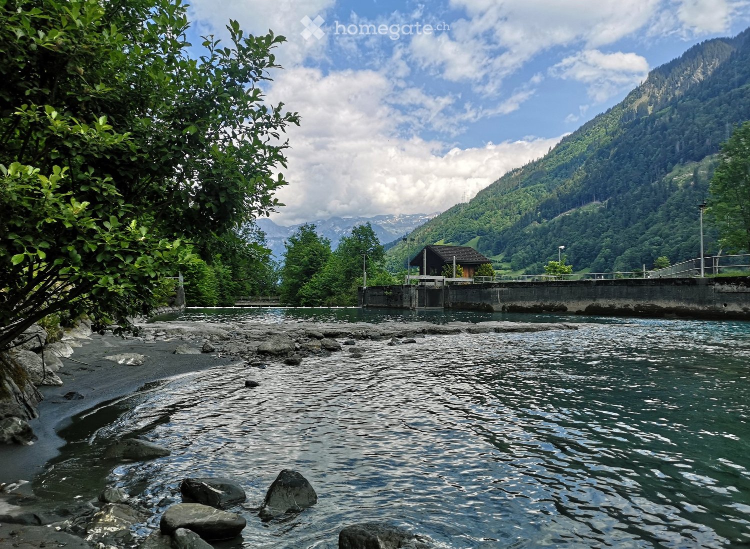 Appartement d'une pièce

Pièce spacieuse avec beaucoup d'espace au cœur du village de Diesbach. À proximité de la cascade et des pistes de ski de fond, la pièce invite à la détente et à l'activité.