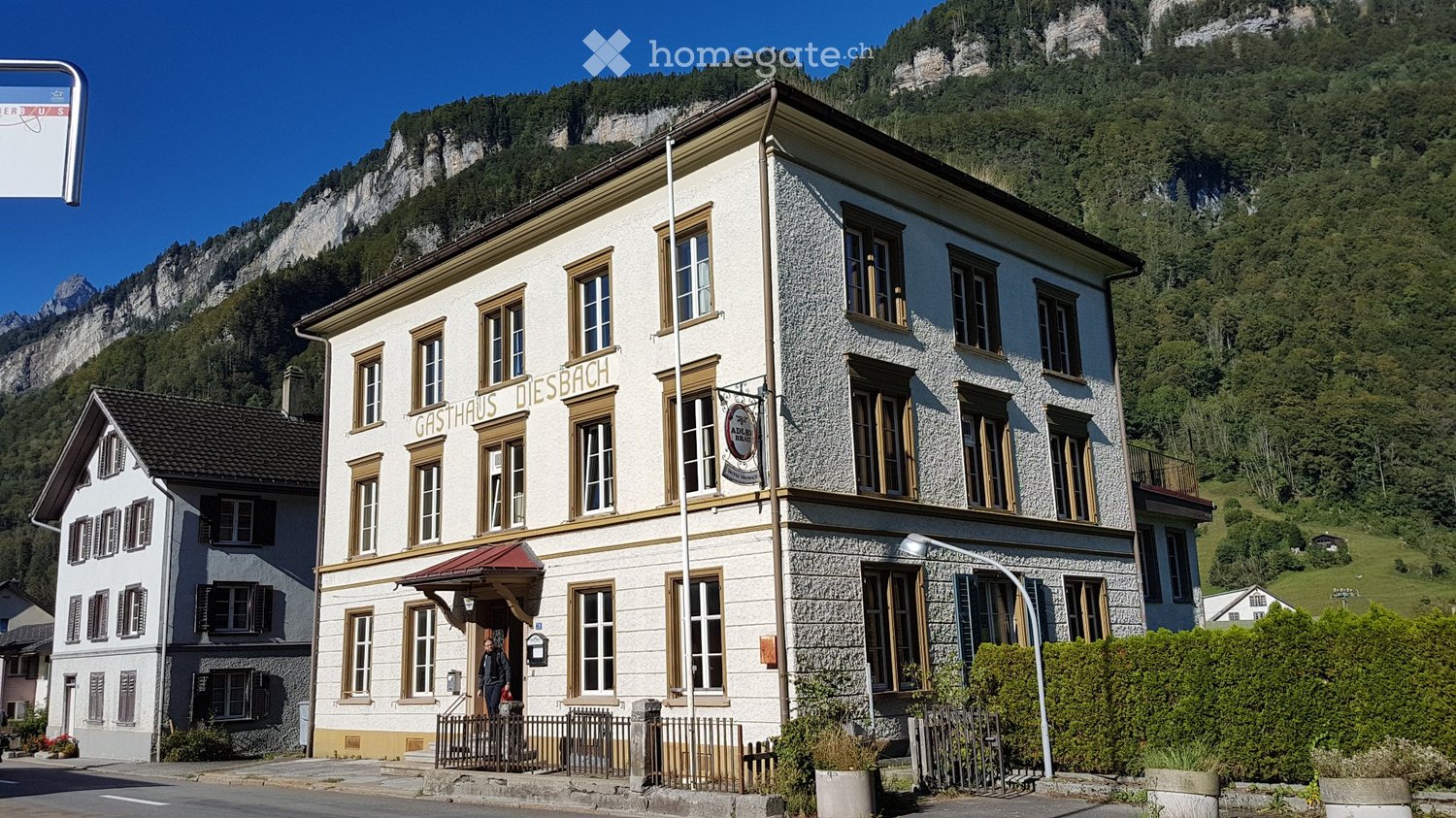 Appartement d'une pièce

Pièce spacieuse avec beaucoup d'espace au cœur du village de Diesbach. À proximité de la cascade et des pistes de ski de fond, la pièce invite à la détente et à l'activité.