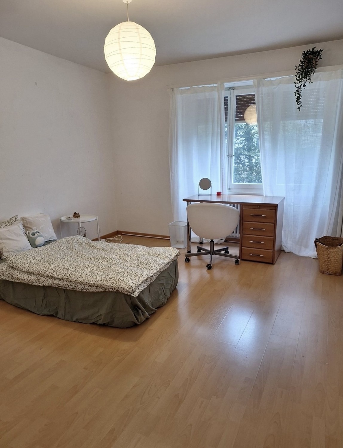 Zimmer in einer WG
Ich suche jemanden, der mein Zimmer in Ostring übernimmt, Datum nach Vereinbarung, bis Ende Februar 2027 mit der Möglichkeit, den Vertrag zu verlängern.
Die Wohnung hat 2 Zimmer, Sie teilen sich die Wohnung also mit einer anderen Frau.
Das Zimmer ist gross mit bereits eingebautem 