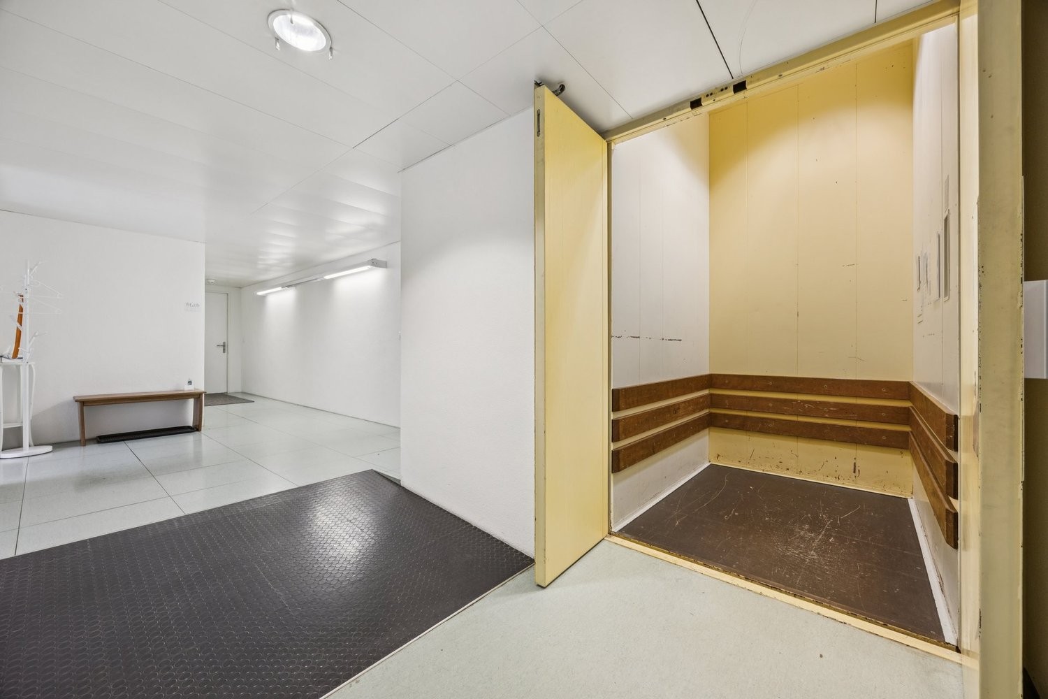 95m² office