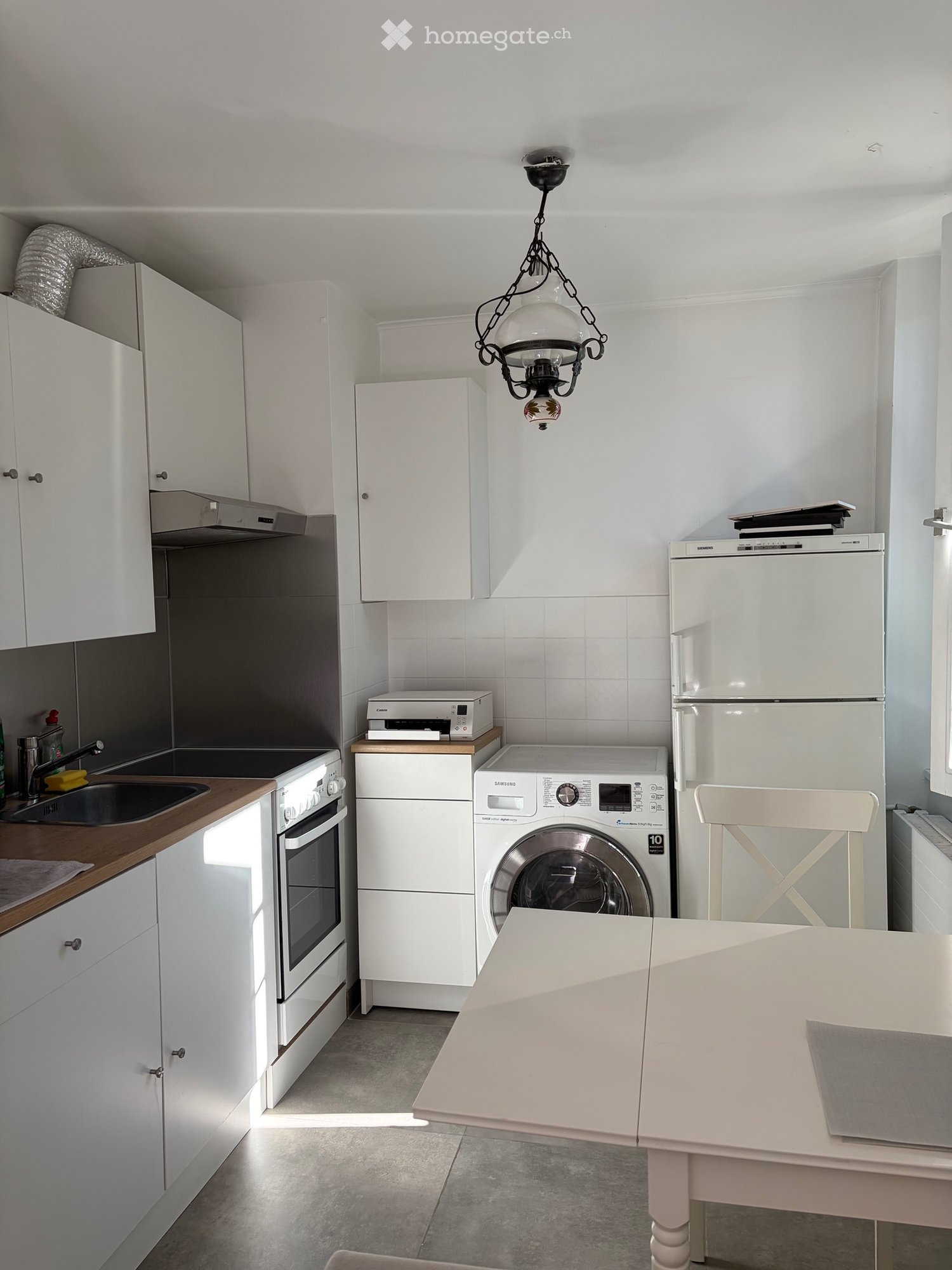 2-Zimmer-Wohnung
Ideale Lage im Zentrum von Vésenaz, im ersten Stock.
Ausgestattete Küche, mit einem Keller, der die Immobilie ergänzt.
Verfügbar ab dem 01.11.2026
Nur zahlungsfähige Dossiers, Makler bitte absehen. Dossiers sind vor dem 30.09. einzureichen., Foto 2 von 5
