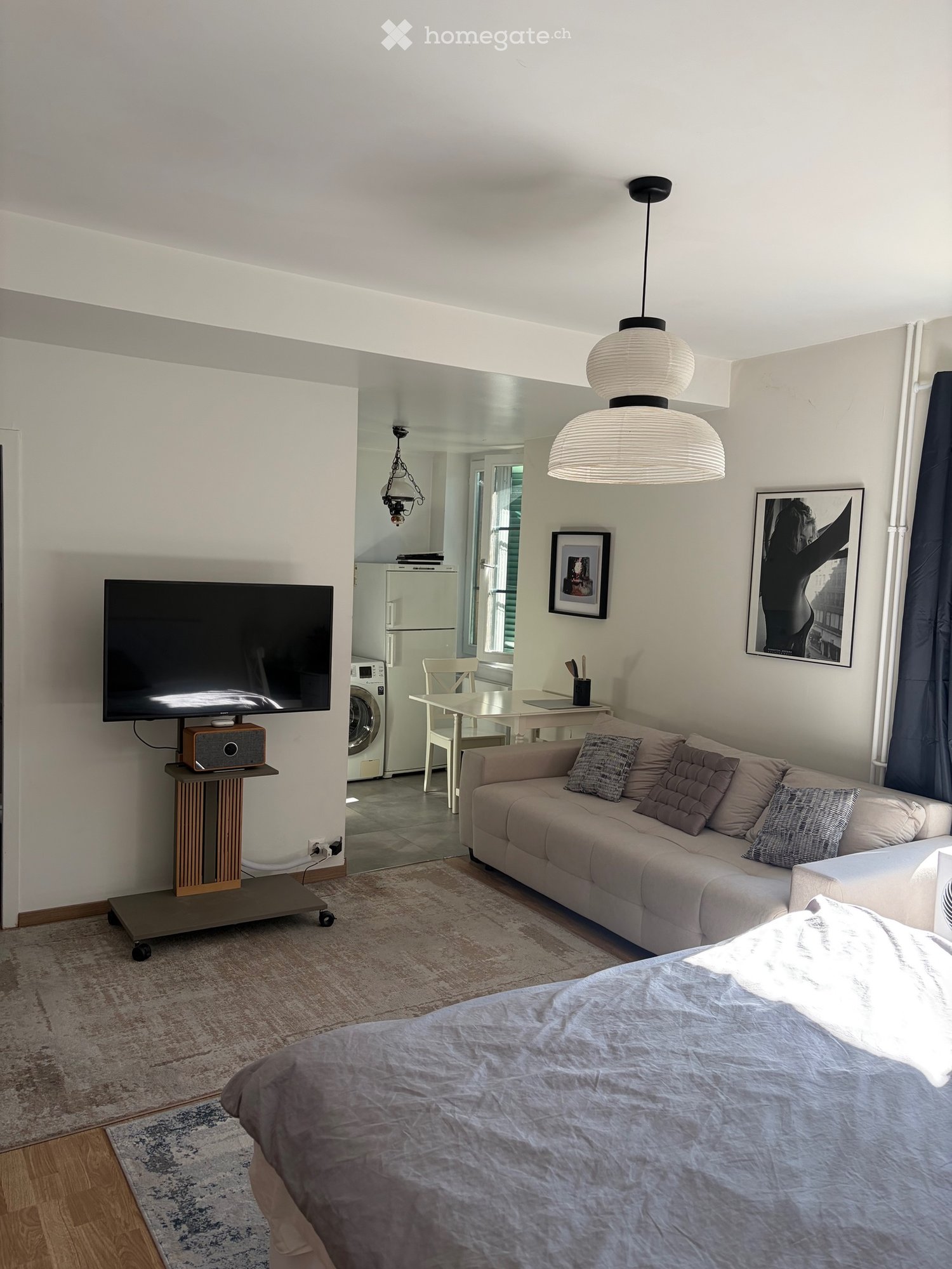 2-Zimmer-Wohnung
Ideale Lage im Zentrum von Vésenaz, im ersten Stock.
Ausgestattete Küche, mit einem Keller, der die Immobilie ergänzt.
Verfügbar ab dem 01.11.2026
Nur zahlungsfähige Dossiers, Makler bitte absehen. Dossiers sind vor dem 30.09. einzureichen., Foto 1 von 5