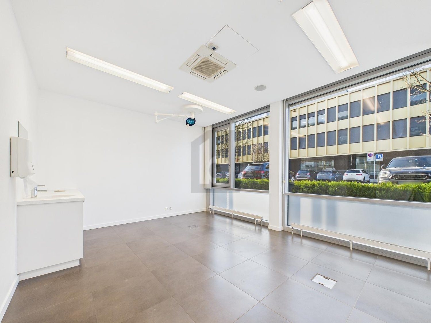 156m² Büro, Foto 2 von 4