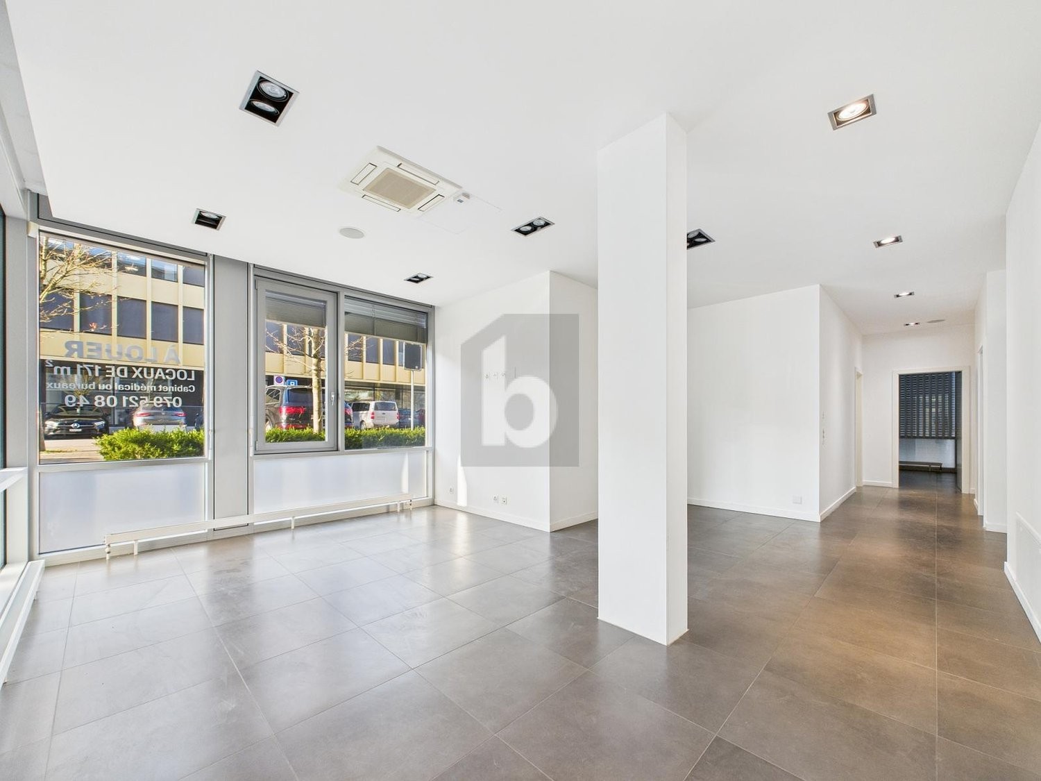 156m² Büro, Foto 1 von 4