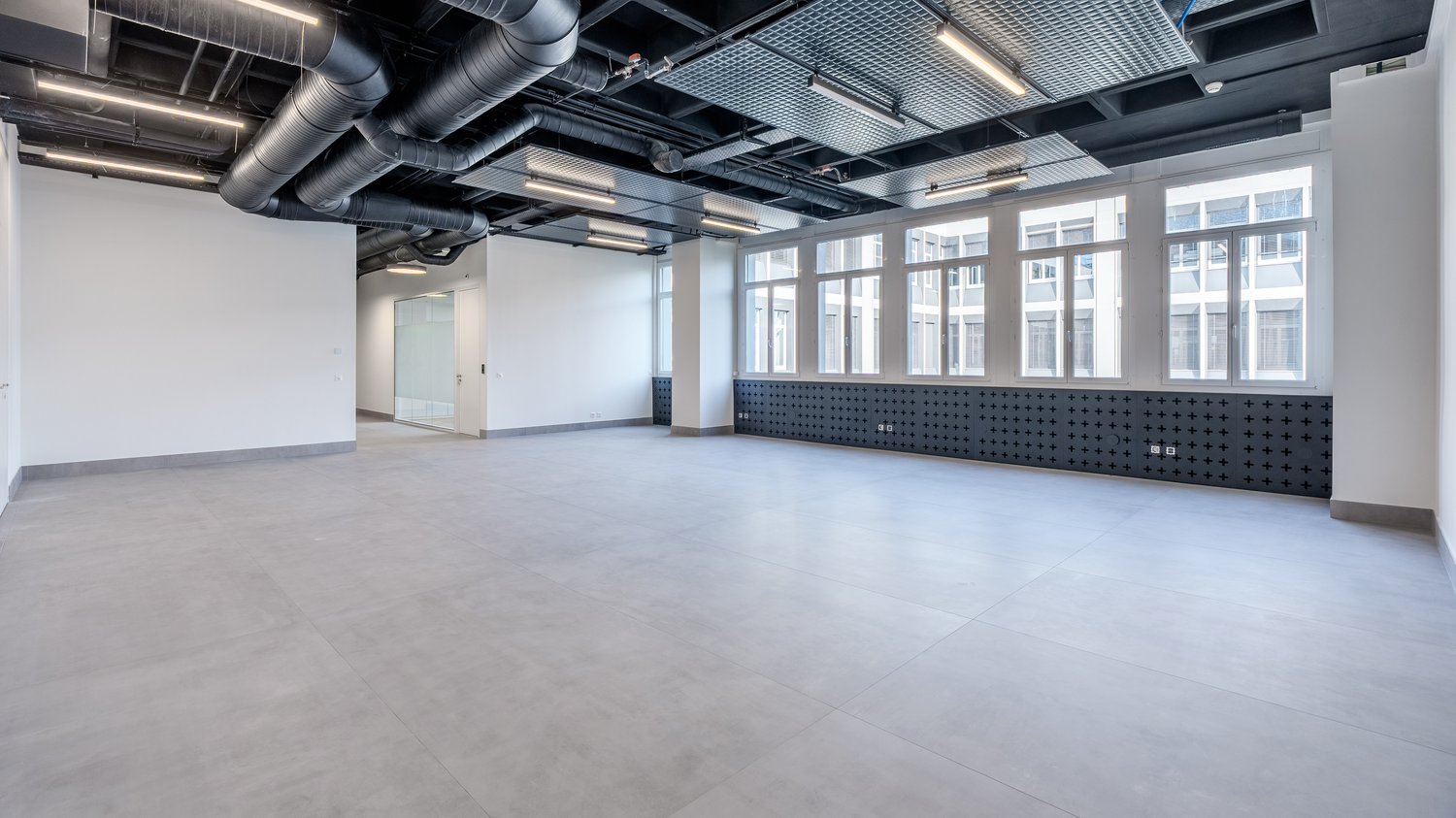 655m² office