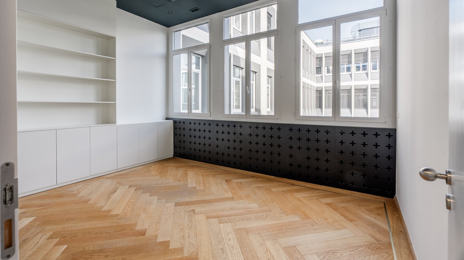 655m² office