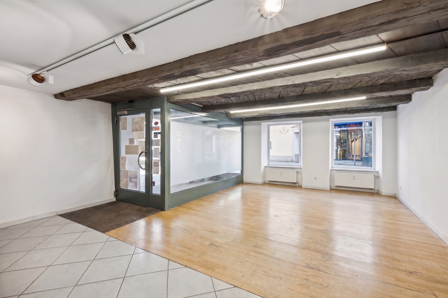 negozio di 200m², foto 1 di 10