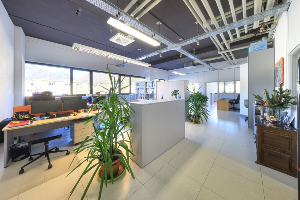 120m² commercial