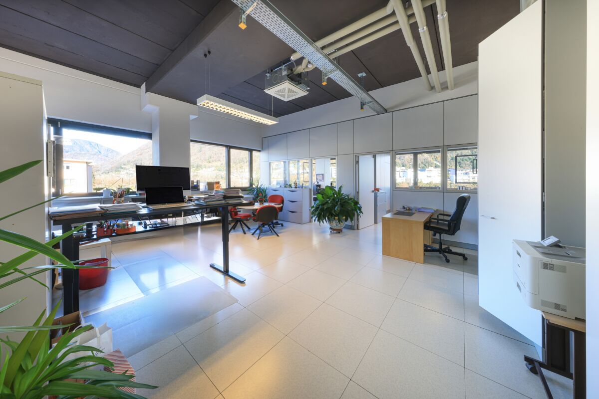 120m² commercial