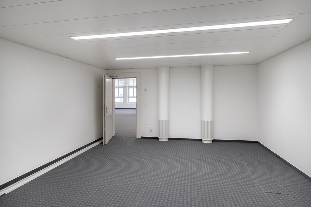 271m² office