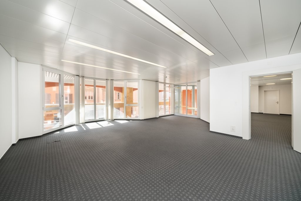 271m² office