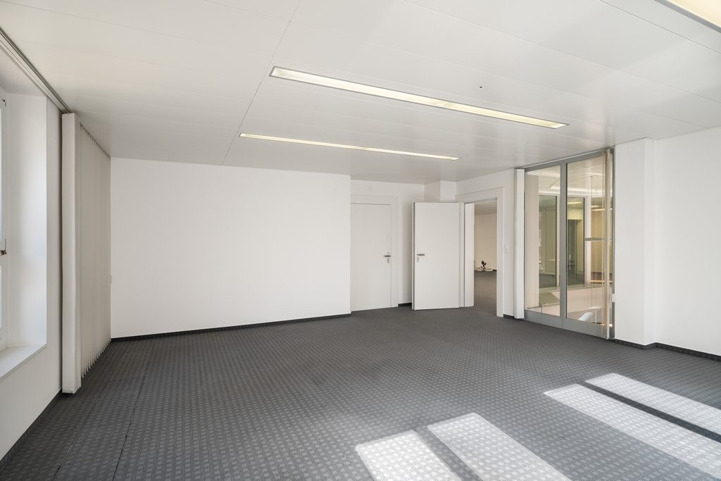 271m² office