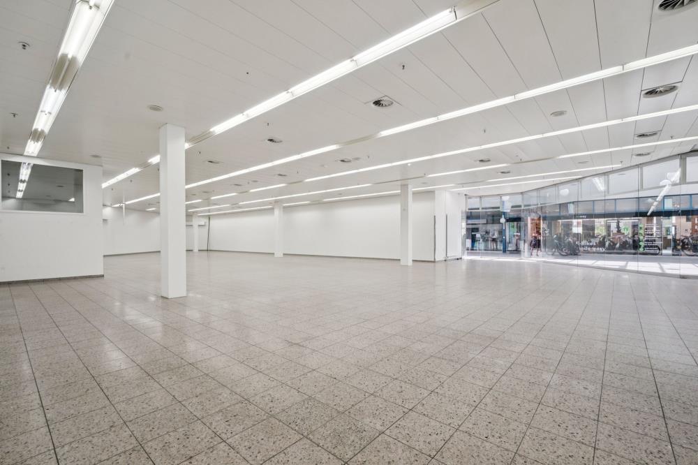 588m² shop, Foto 3 von 10