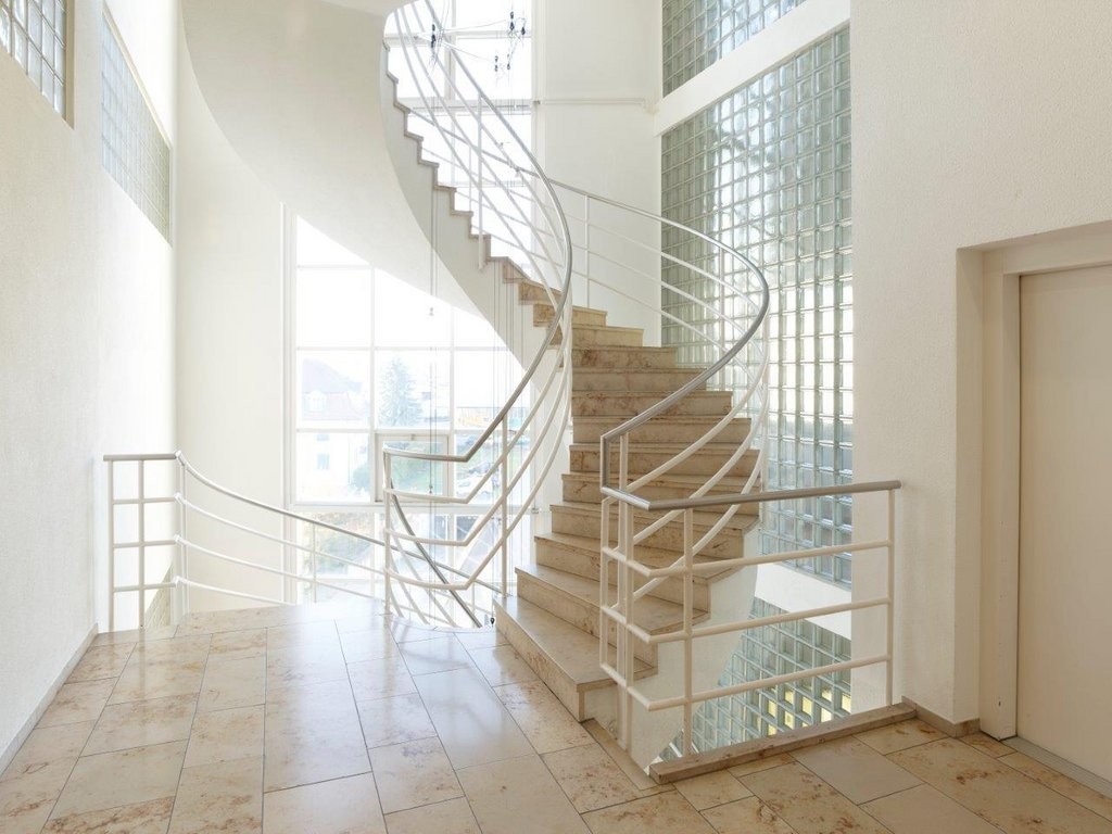 84m² office
