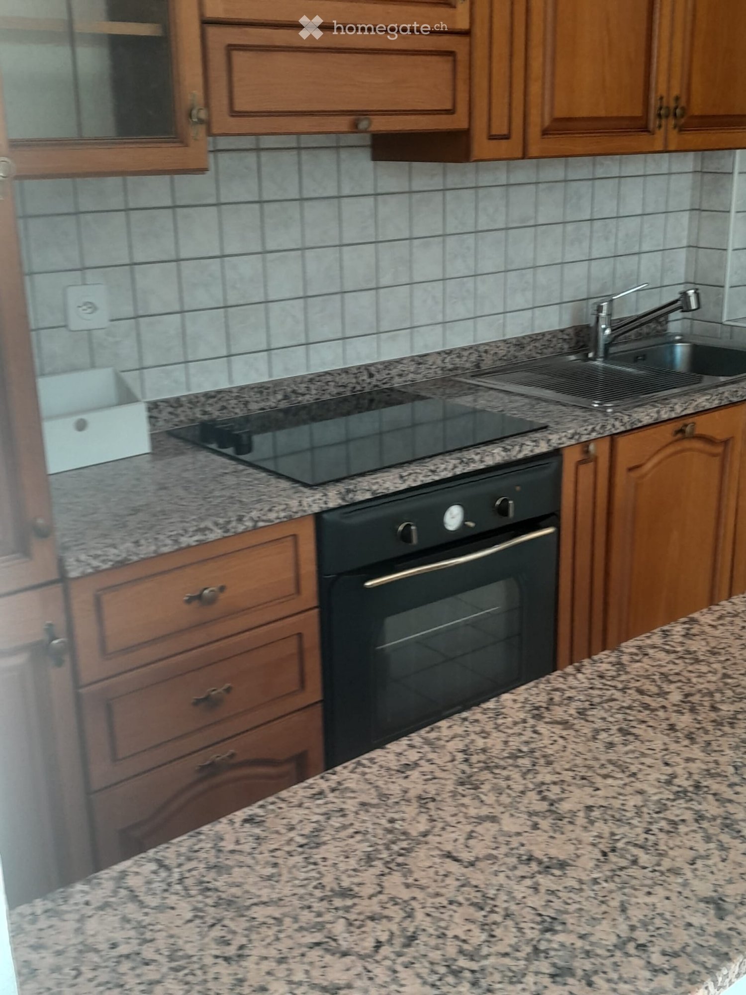 3-Zimmer-Wohnung
Apartment im Erdgeschoss eines Zweifamilienhauses, ideal für 2 Personen oder mit kleinem Kind, sonnig, 2 durchgehende Zimmer, Wohnküche, Aussenparkplatz, kleiner Gemeinschaftsgarten, 1350.- plus Nebenkosten, kleine Tiere erlaubt, frei ab 15. Oktober,
Anrufen 079/3035066
Locarno Alt, Foto 2 von 5