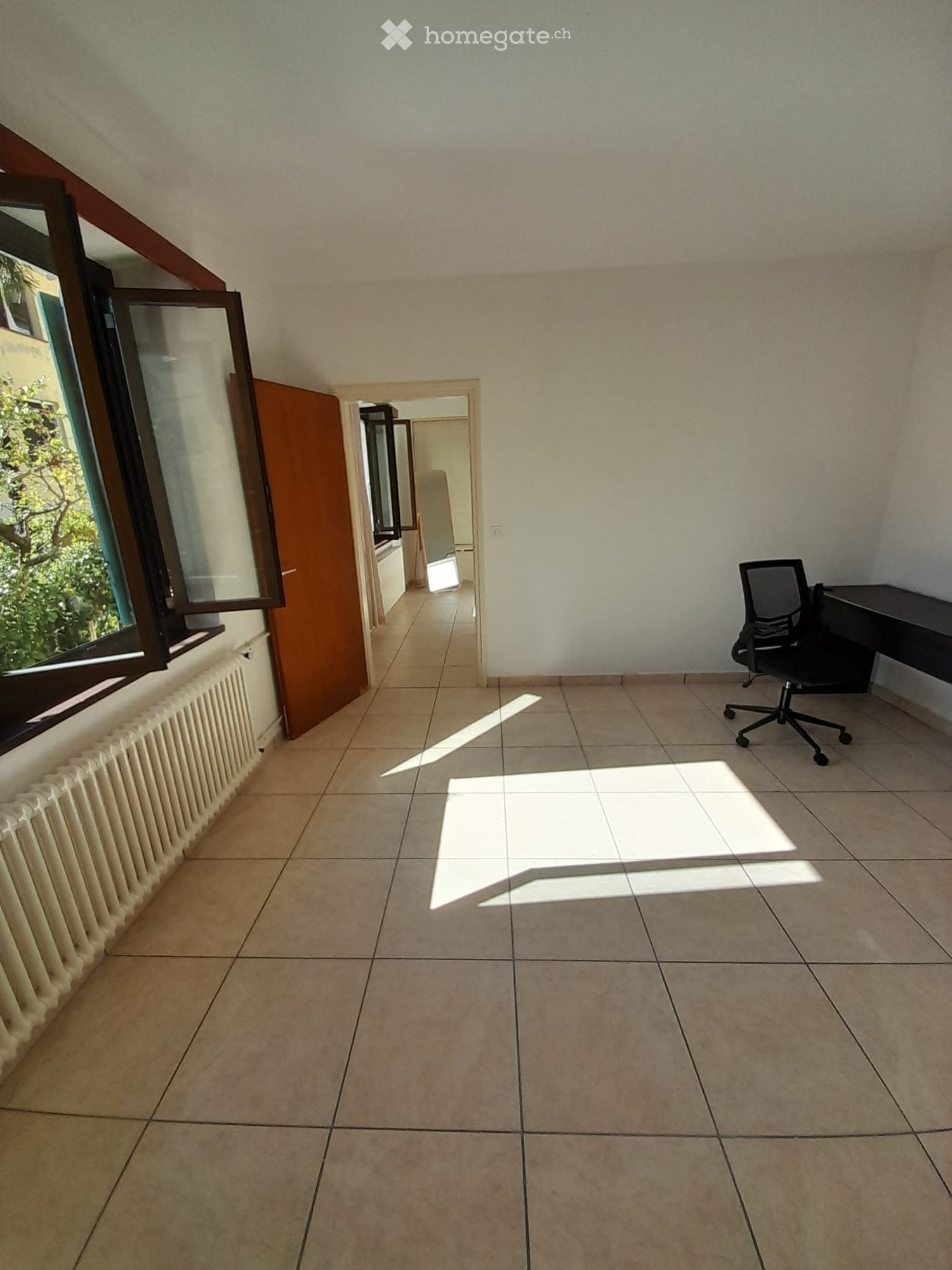 3-Zimmer-Wohnung
Apartment im Erdgeschoss eines Zweifamilienhauses, ideal für 2 Personen oder mit kleinem Kind, sonnig, 2 durchgehende Zimmer, Wohnküche, Aussenparkplatz, kleiner Gemeinschaftsgarten, 1350.- plus Nebenkosten, kleine Tiere erlaubt, frei ab 15. Oktober,
Anrufen 079/3035066
Locarno Alt, Foto 3 von 5