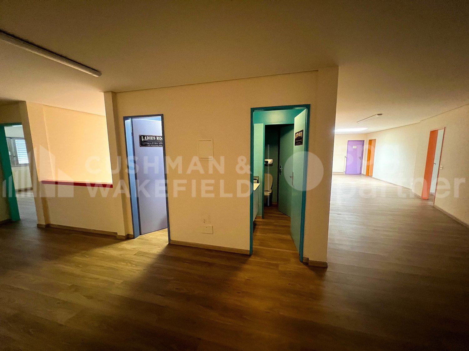 940m² atelier, Foto 7 von 10