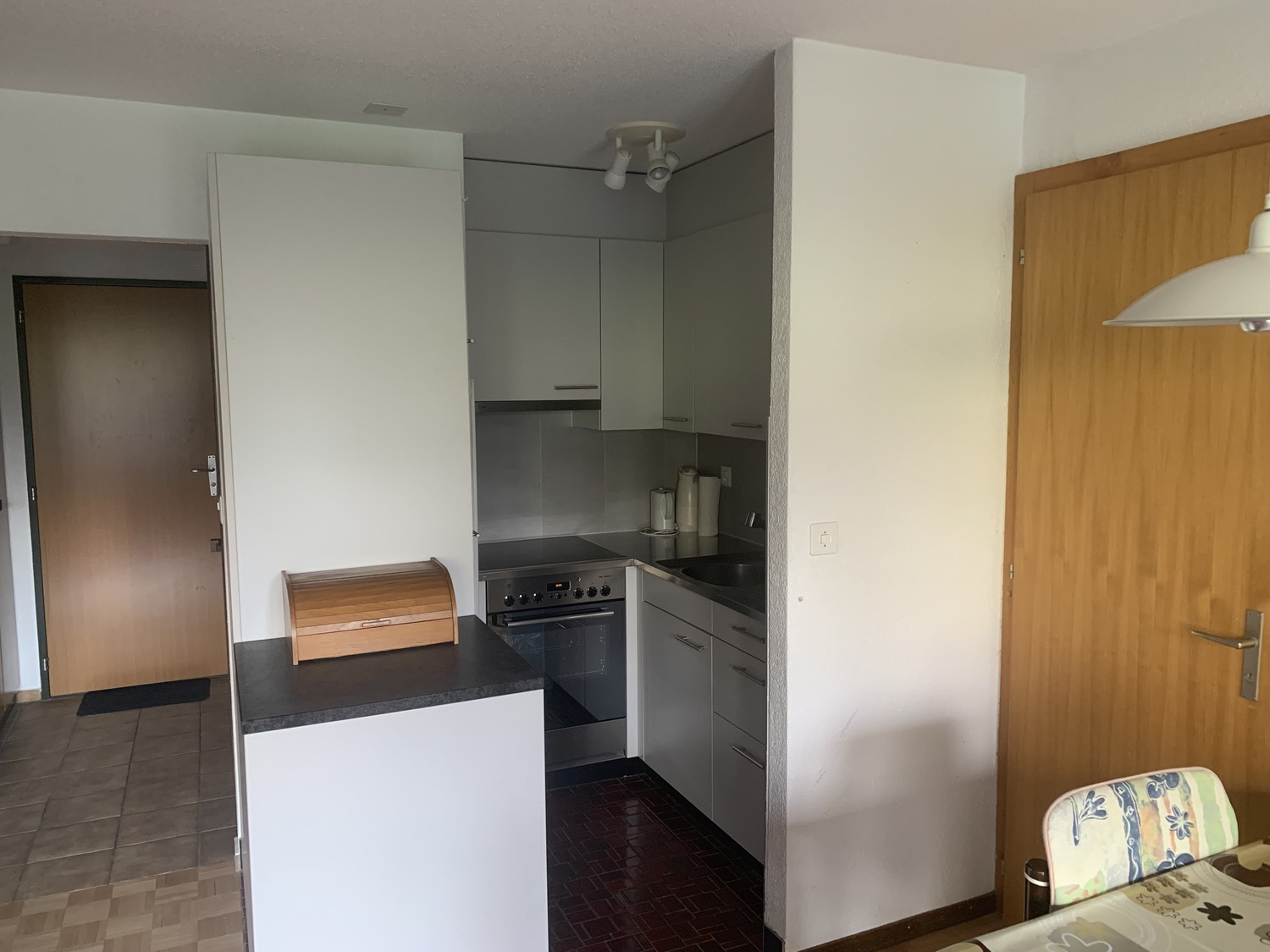 Appartement de 1 ½ pièces
Espace de vie avec 2 lits escamotables, douche lavabo, WC séparé, cuisine ouverte., photo 3 sur 4