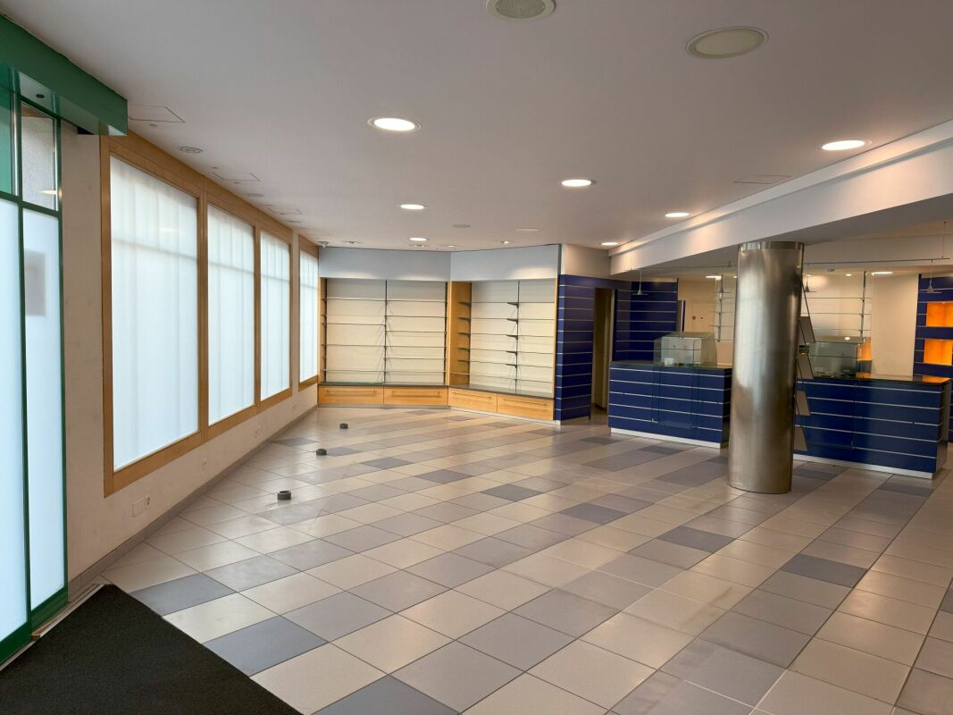202m² commercial