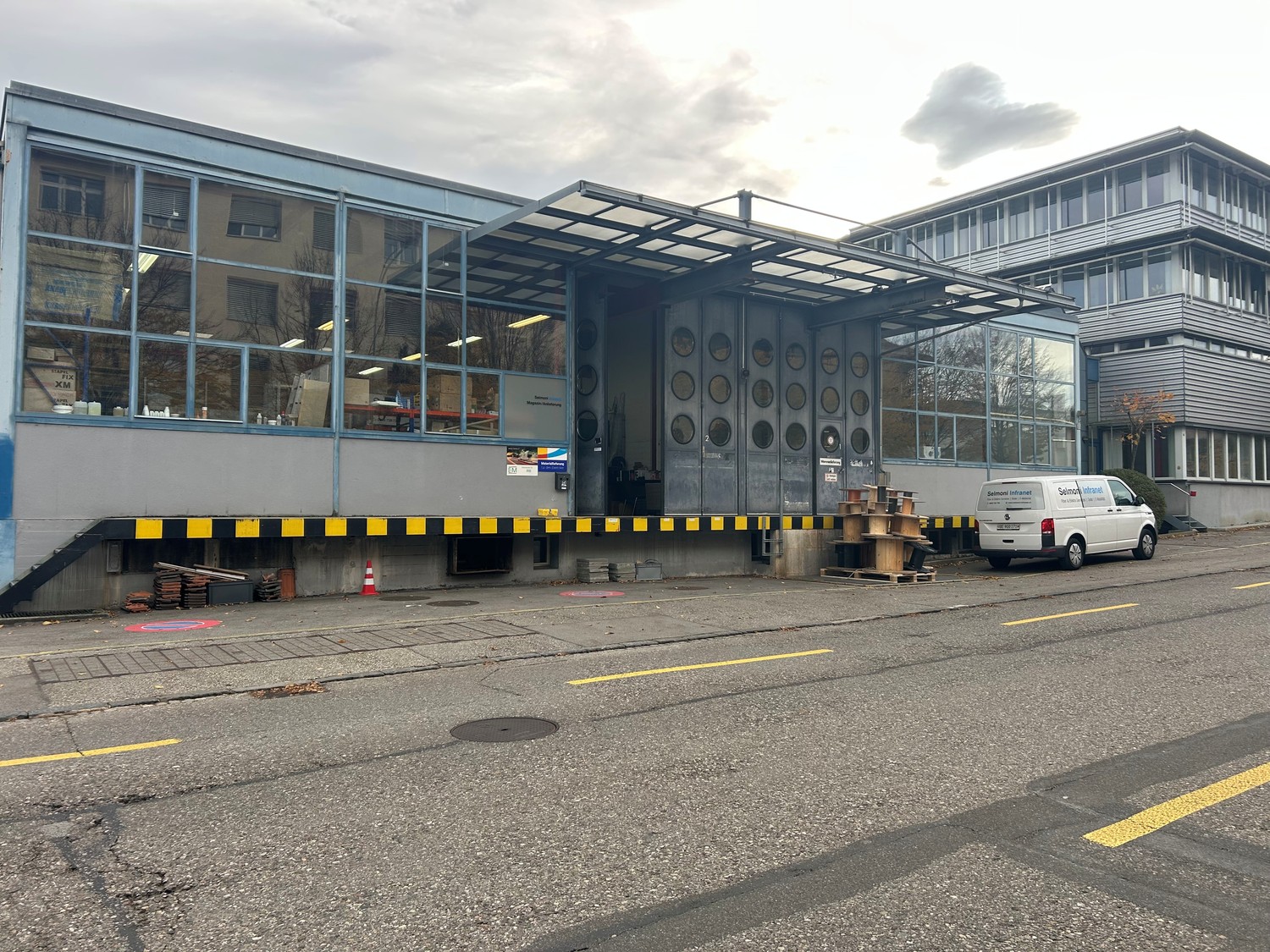 1150m² commercial, photo 2 sur 3