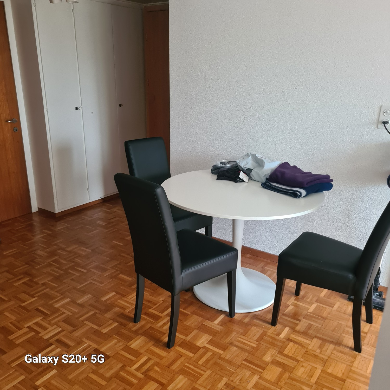 Chambre dans une colocation

Chambre disponible dans un appartement en colocation de 3.5 pièces à Baar à partir de début / mi-septembre 2026.  
  
La chambre et l'appartement sont meublés.  
La durée du contrat peut être négociée.  
  
L'appartement est au rez-de-chaussée et se compose de deux chamb