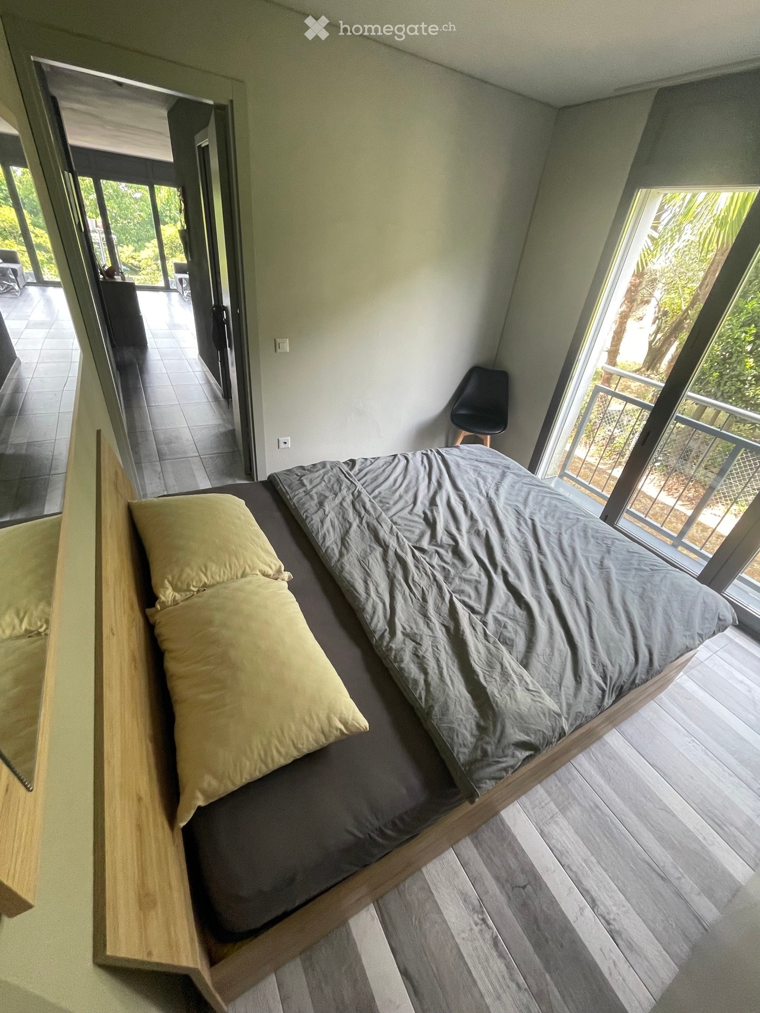 Appartement de 2 pièces

Cherche repreneur dès le 1 octobre.
Élégant appartement de 2.5 pièces avec jardin.

Description de l'appartement :

1 séjour et cuisine avec vue magnifique sur le jardin privé.

1 salle de bain avec douche.

1 chambre à coucher avec armoire murale déjà incluse.

Laverie au s