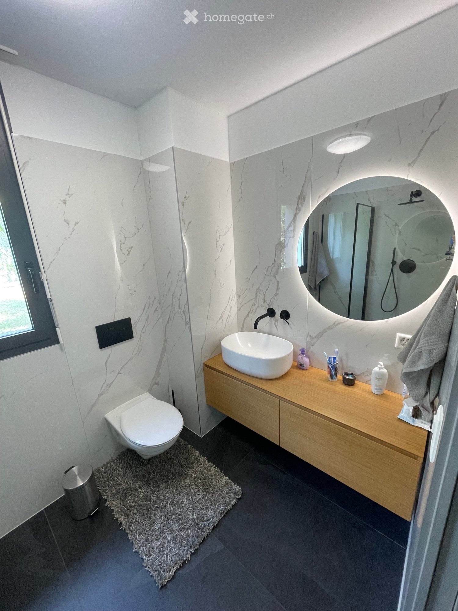 Appartement de 2 pièces

Cherche repreneur dès le 1 octobre.
Élégant appartement de 2.5 pièces avec jardin.

Description de l'appartement :

1 séjour et cuisine avec vue magnifique sur le jardin privé.

1 salle de bain avec douche.

1 chambre à coucher avec armoire murale déjà incluse.

Laverie au s