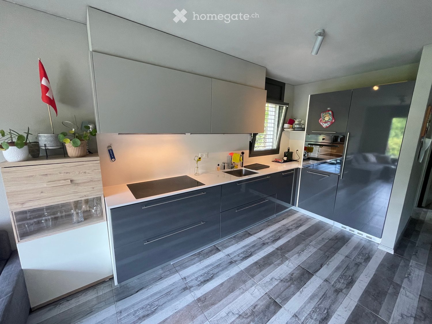 Appartement de 2 pièces

Cherche repreneur dès le 1 octobre.
Élégant appartement de 2.5 pièces avec jardin.

Description de l'appartement :

1 séjour et cuisine avec vue magnifique sur le jardin privé.

1 salle de bain avec douche.

1 chambre à coucher avec armoire murale déjà incluse.

Laverie au s
