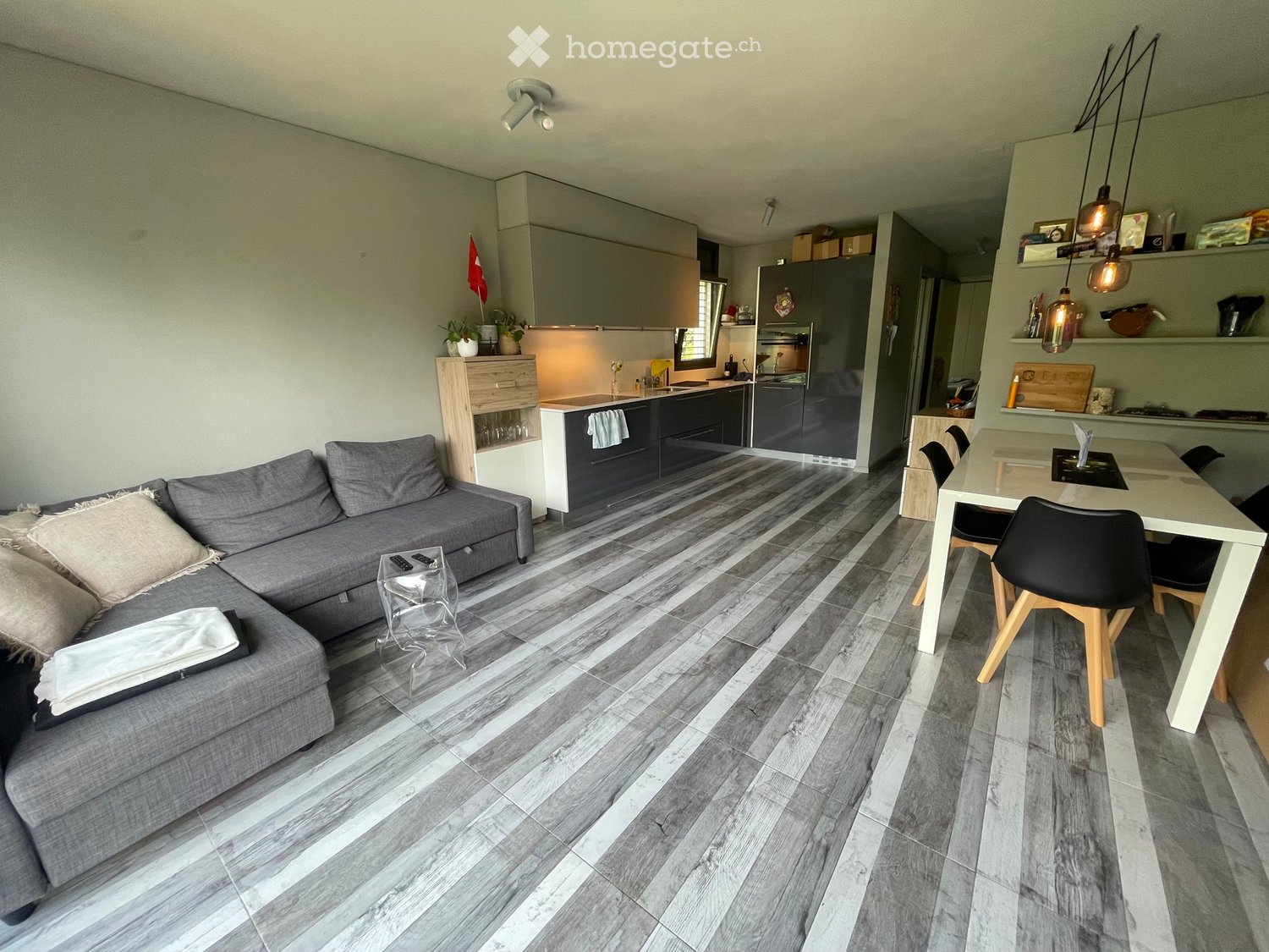 Appartement de 2 pièces

Cherche repreneur dès le 1 octobre.
Élégant appartement de 2.5 pièces avec jardin.

Description de l'appartement :

1 séjour et cuisine avec vue magnifique sur le jardin privé.

1 salle de bain avec douche.

1 chambre à coucher avec armoire murale déjà incluse.

Laverie au s