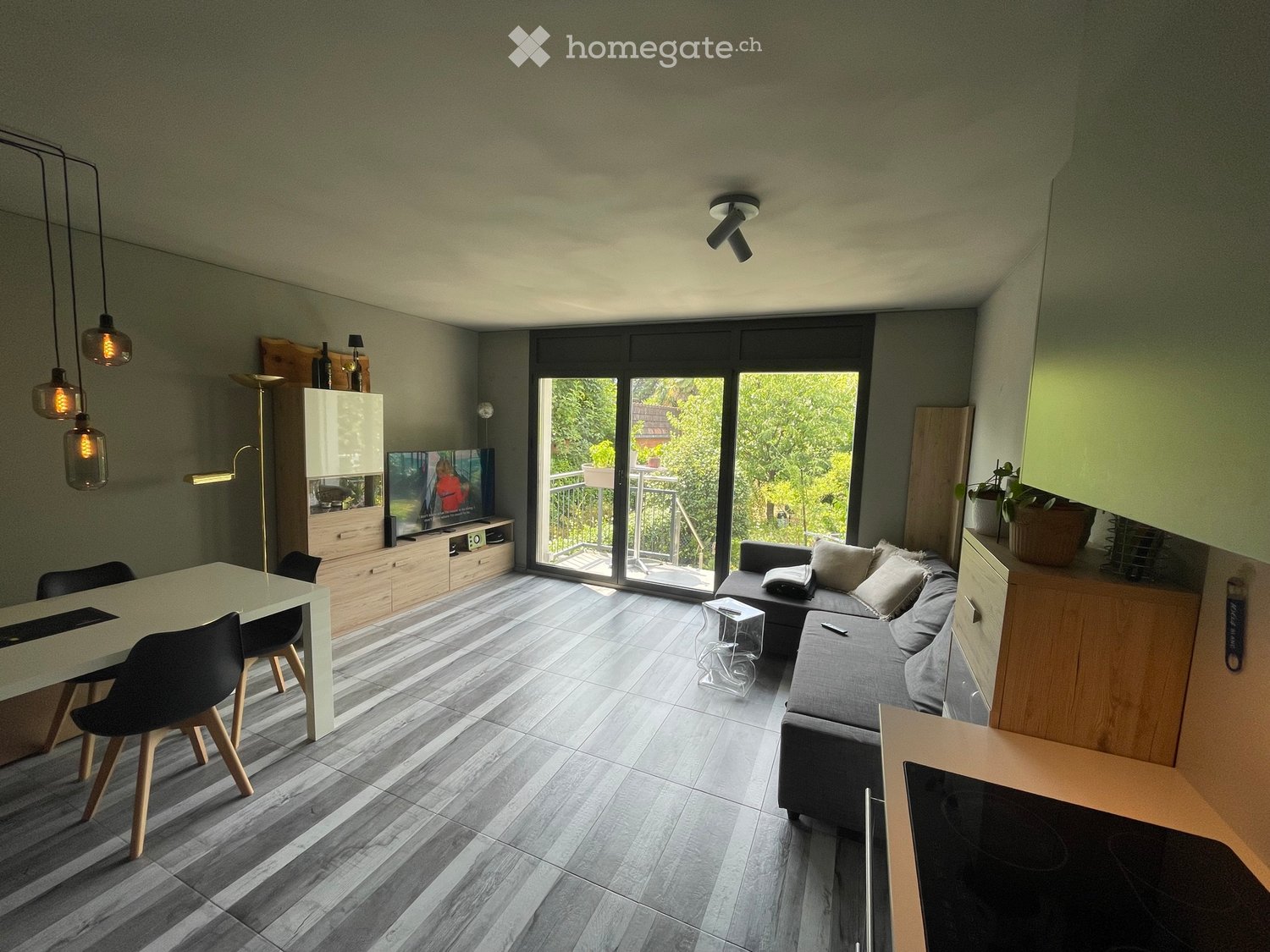 Appartement de 2 pièces

Cherche repreneur dès le 1 octobre.
Élégant appartement de 2.5 pièces avec jardin.

Description de l'appartement :

1 séjour et cuisine avec vue magnifique sur le jardin privé.

1 salle de bain avec douche.

1 chambre à coucher avec armoire murale déjà incluse.

Laverie au s