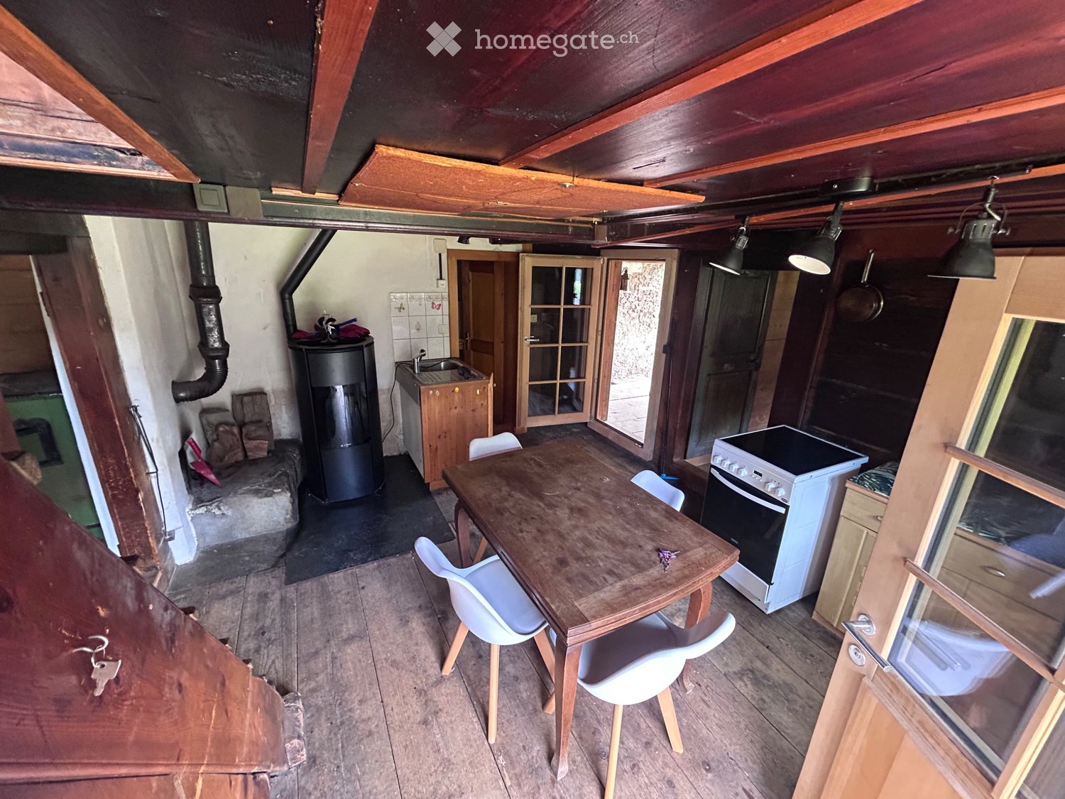4-Zimmer-Einfamilienhaus
Sehr rustikales Chalet zur Jahresmiete
Haupt- oder Zweitwohnsitz
An der Kantonsstrasse in Rosex
Im Winter wird das Grundstück hinter dem Chalet von einem Bauern bewirtschaftet.
Pellet- oder Holzheizung
Waschmaschine
Elektrizität - fliessendes Wasser
Fenster komplett erneuert, Foto 2 von 5