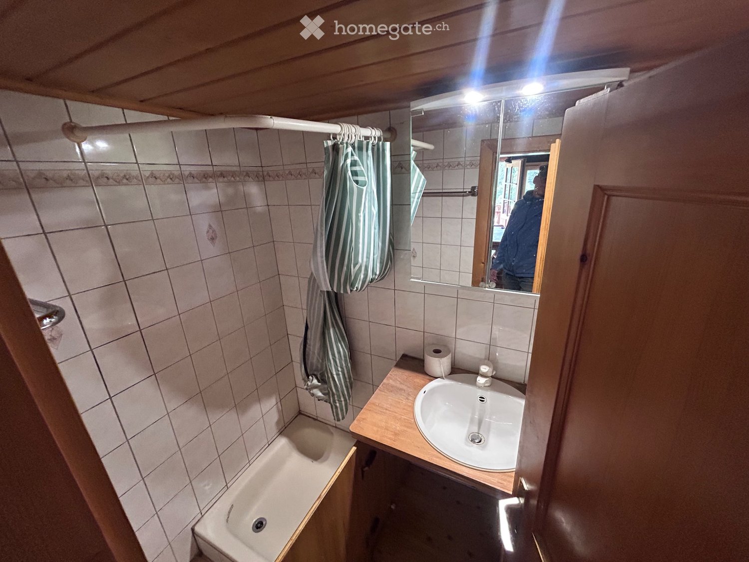 4-Zimmer-Einfamilienhaus
Sehr rustikales Chalet zur Jahresmiete
Haupt- oder Zweitwohnsitz
An der Kantonsstrasse in Rosex
Im Winter wird das Grundstück hinter dem Chalet von einem Bauern bewirtschaftet.
Pellet- oder Holzheizung
Waschmaschine
Elektrizität - fliessendes Wasser
Fenster komplett erneuert, Foto 3 von 5