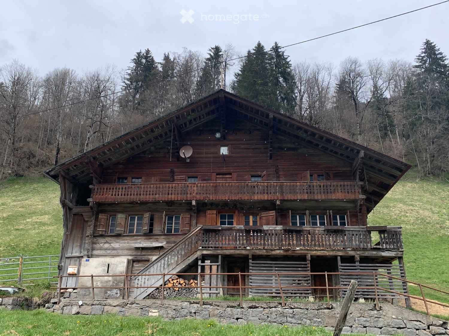 4-Zimmer-Einfamilienhaus
Sehr rustikales Chalet zur Jahresmiete
Haupt- oder Zweitwohnsitz
An der Kantonsstrasse in Rosex
Im Winter wird das Grundstück hinter dem Chalet von einem Bauern bewirtschaftet.
Pellet- oder Holzheizung
Waschmaschine
Elektrizität - fliessendes Wasser
Fenster komplett erneuert, Foto 1 von 5