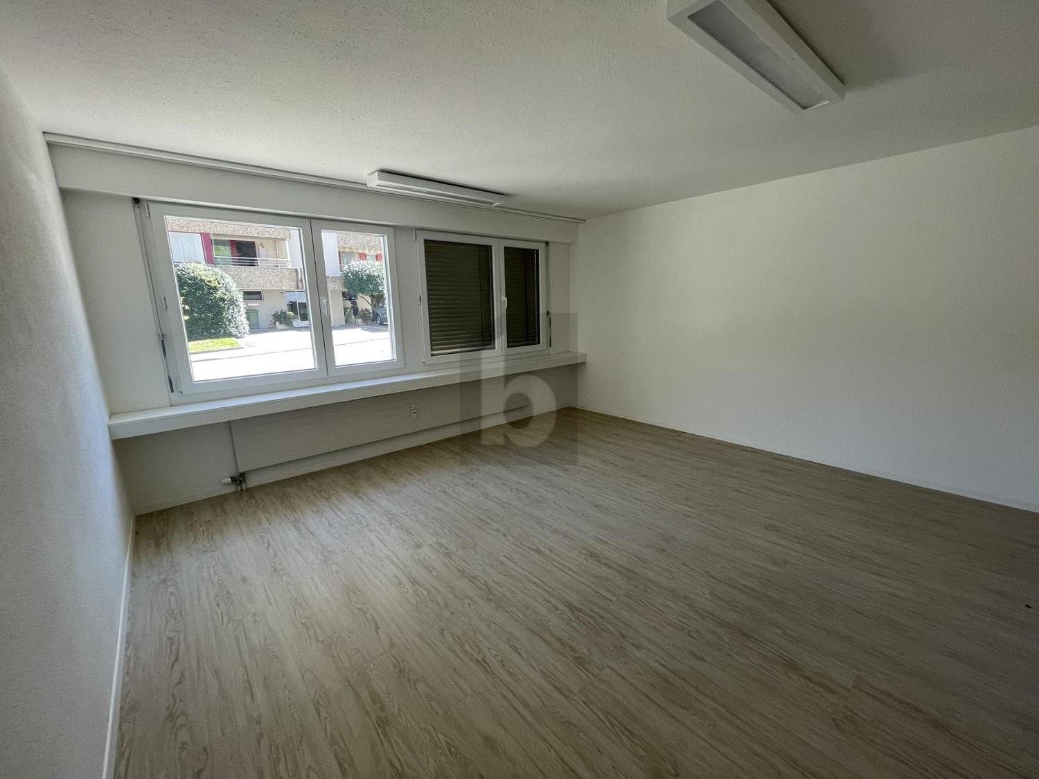 60m² office