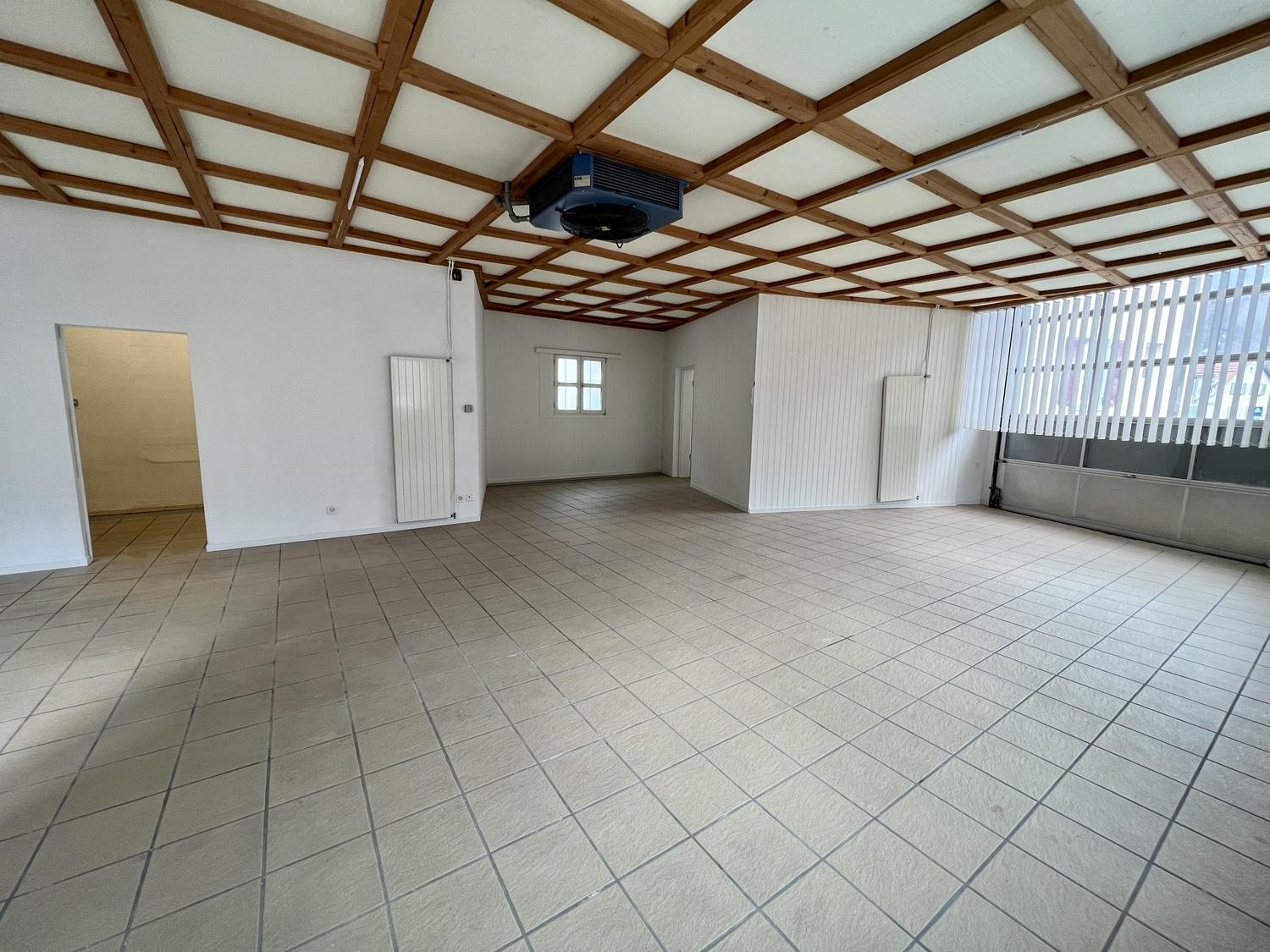 140m² commercial